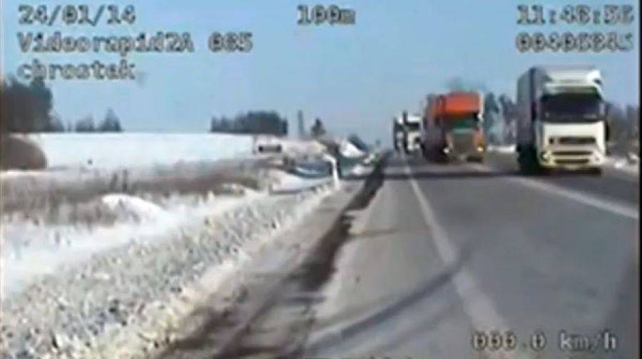 Białorusin ani myślał się zatrzymać. Wyprzedzał na ciągłej i na skrzyżowaniu. [VIDEO]