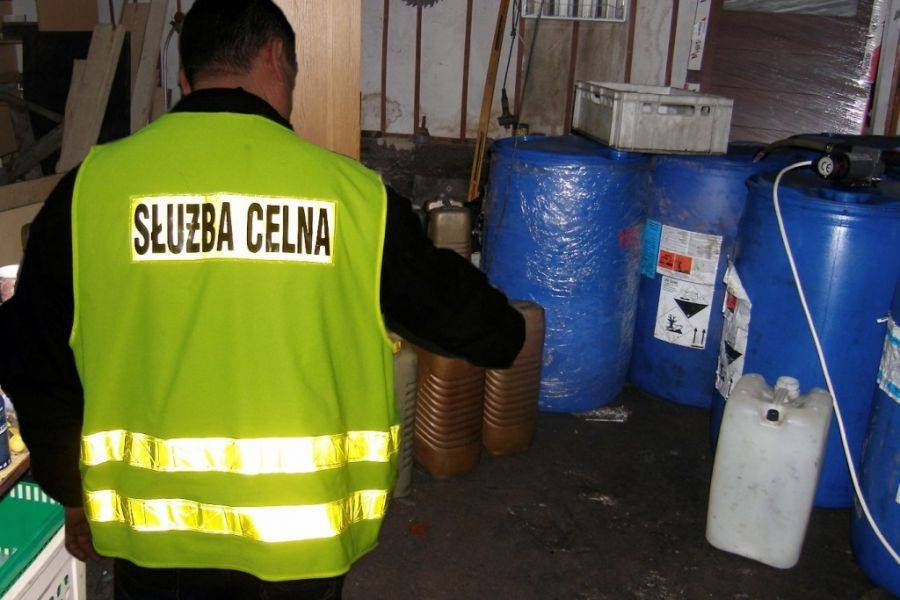 90-procentowy alkohol i papierosy bez akcyzy. Celnicy zadziałali masowo w całym regionie. [FOTO]