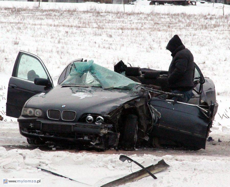 Bmw zderzyło się z ciężarówką. Kierowca walczy o życie. [VIDEO i FOTO]