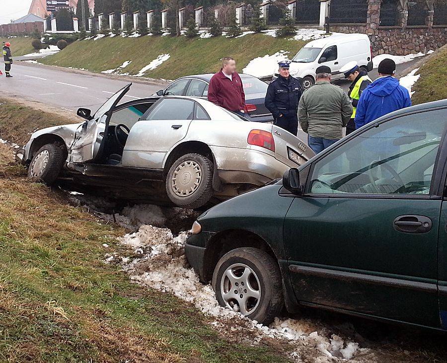 Wypadek w Kupiskach: Kierowca audi chciał skręcić. Staranował go dodge. [FOTO]