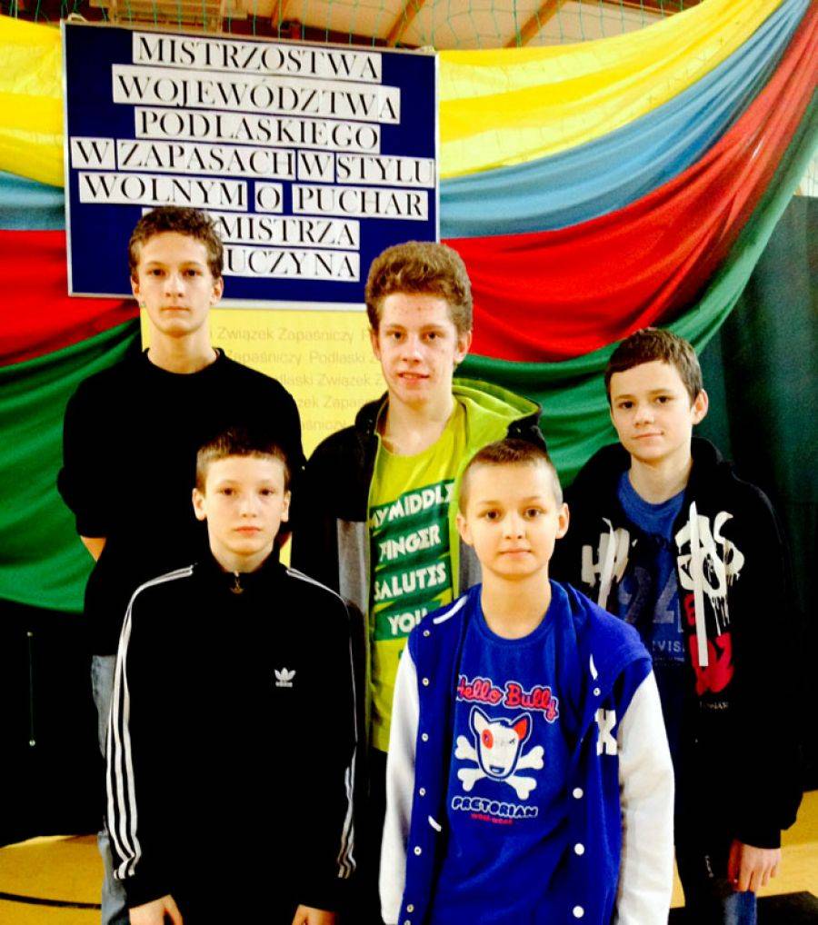 Młodzi zapaśnicy z medalami