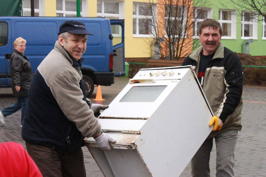 Pierwsza zbiórka odpadów za talony. Przetrząśnij piwnicę, pomóż szkołom.