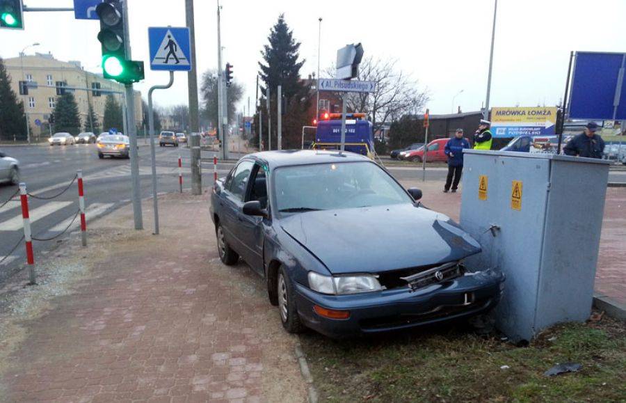 Opel wjechał na czerwonym świetle. Zepchnął toyotę na sterownię świateł. [FOTO]