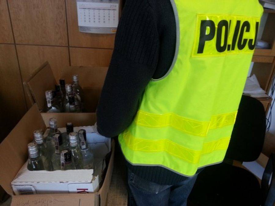 Na kradzież wybrali się samochodem. Odjeżdżając, zgubili tablicę rejestracyjną.