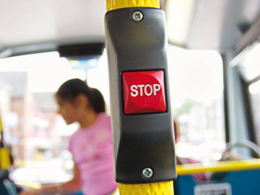Nie bój się nacisnąć STOP. W autobusach wprowadzają angielskie zwyczaje.