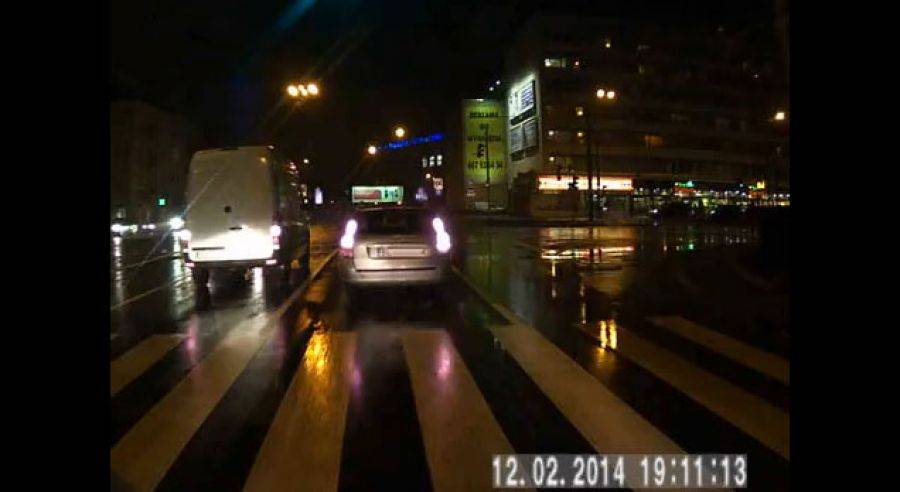 Skręcił nie z tego pasa, co trzeba. Rozgniewał warszawiaka. [VIDEO]