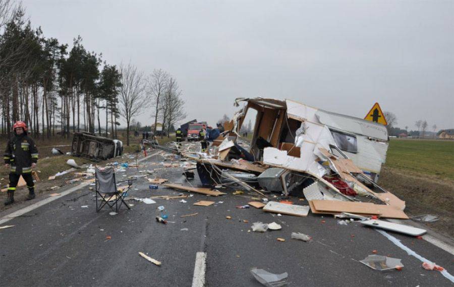 Karetka przewoziła chorego na dializy. Kierowca z ciężkimi obrażeniami w szpitalu. [FOTO]
