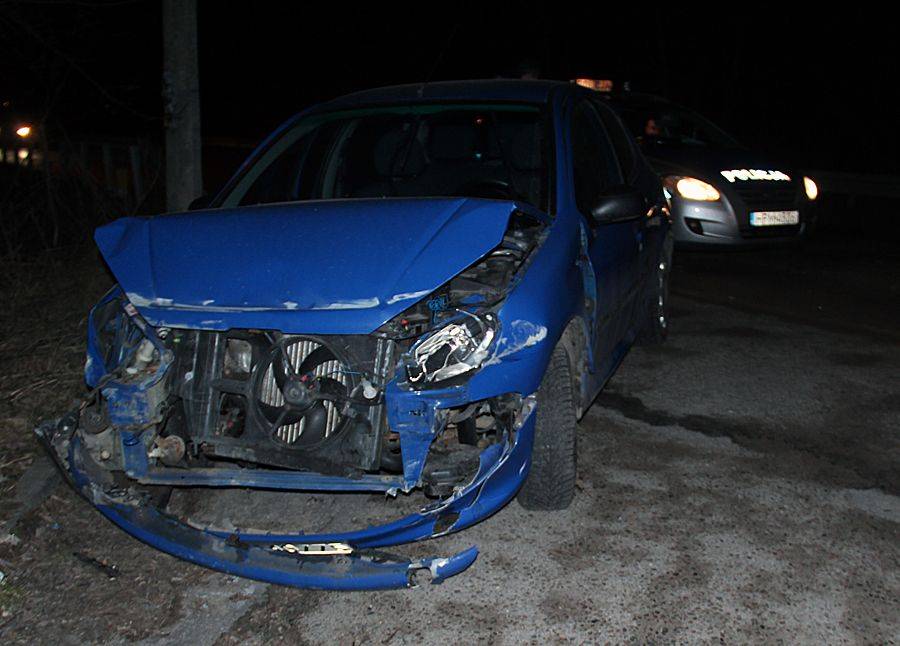 Peugeot rozbił się na moście [FOTO]