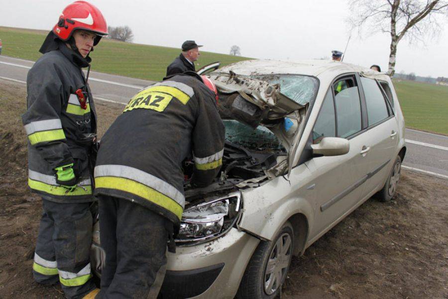 Młoda kobieta wypadła z drogi. Samochód do kasacji. [FOTO]