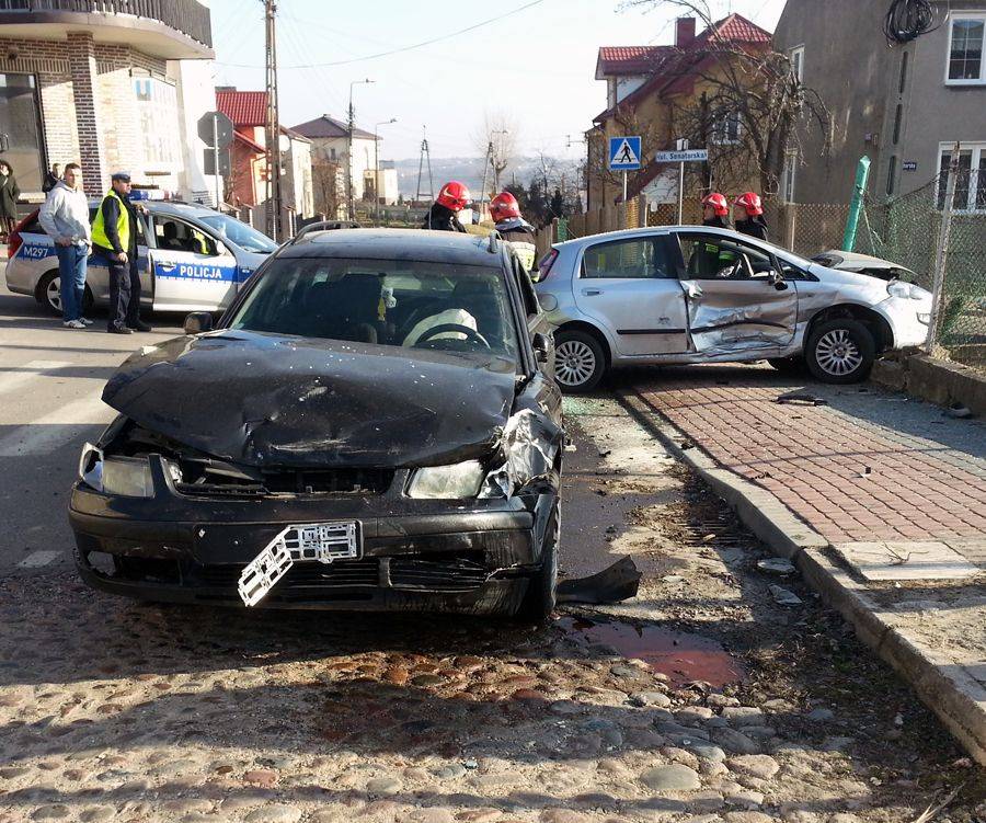 Punto wbiło się w ogrodzenie. Kierująca w szpitalu. [FOTO]