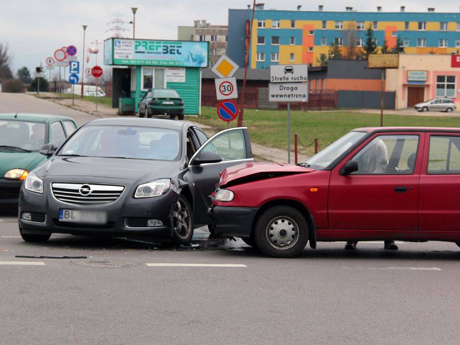 Chciała wyjechać spod szpitala. Wjechała pod koła skody. [FOTO]