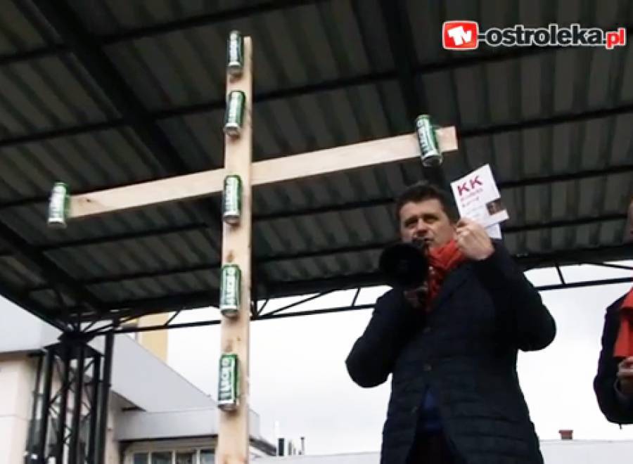 Palikot w Ostrołęce sprofanował krzyż. MATERIAŁ WIDEO