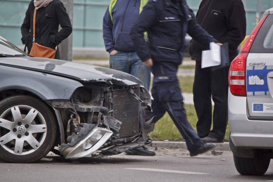 Trzy samochody zderzyły się na rondzie. Dwie osoby w szpitalu. [FOTO]