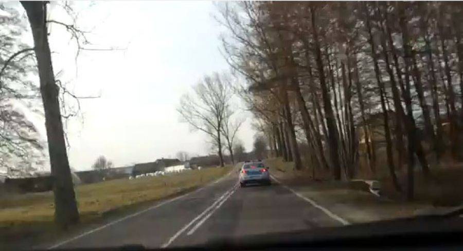 Pędzącym radiowozem nie kierował policjant. Nagrywający dostaną słone mandaty.