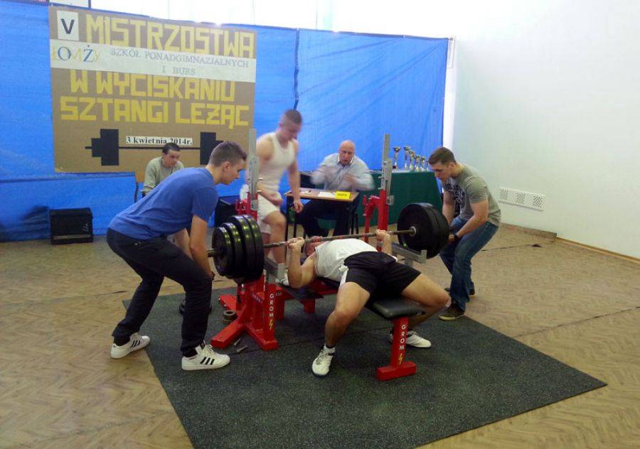 Wytrenowane bicepsy i mocna klatka. 150 kg podnoszą bez wysiłku. [FOTO]