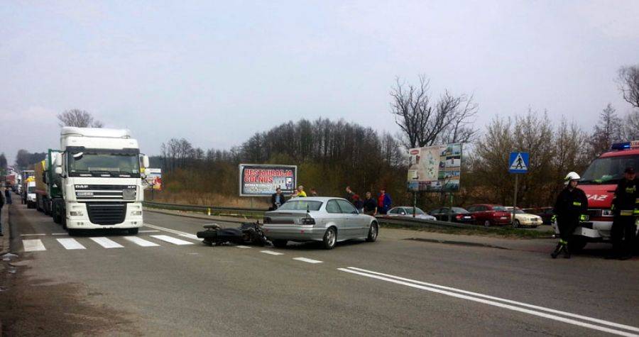 Motocyklista chciał wyprzedzić. Uderzył w samochód.