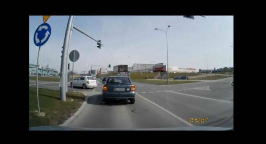 Niewiele brakowało, by spowodował wypadek. Uratował go mały ruch. [VIDEO]