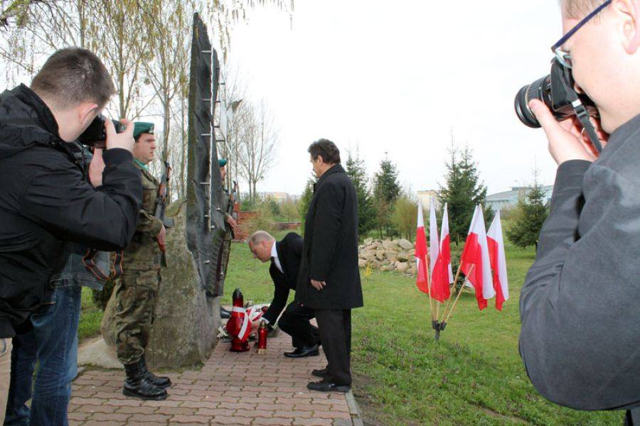 Milczenie, syreny i pamięć. Łomżyniacy pamiętają o Smoleńsku. [FOTO]