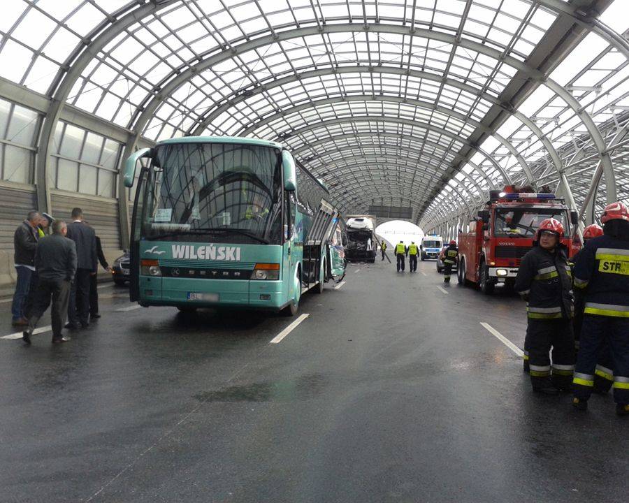 Uczniowie III Liceum jechali na pielgrzymkę. W autokar wjechała ciężarówka. [FOTO]