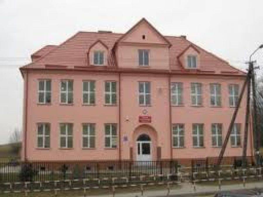 Kompletnie pijany 20-latek stracił panowanie nad kierownicą. Uderzył w ogrodzenie.