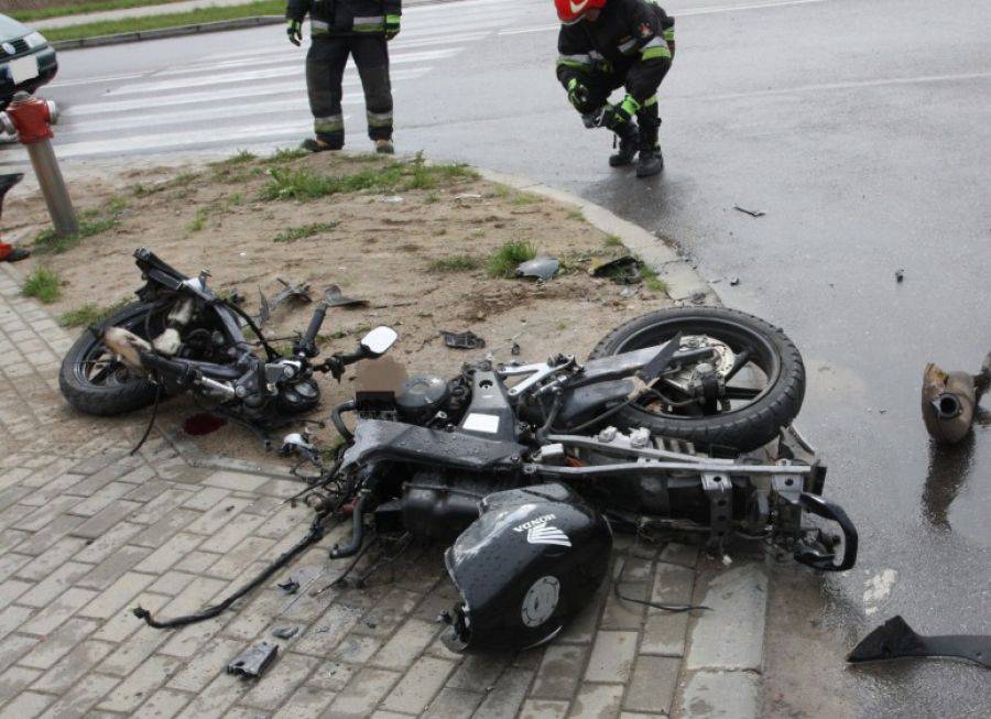 Motorowerzysta roztrzaskał się o ciągnik! [FOTO]