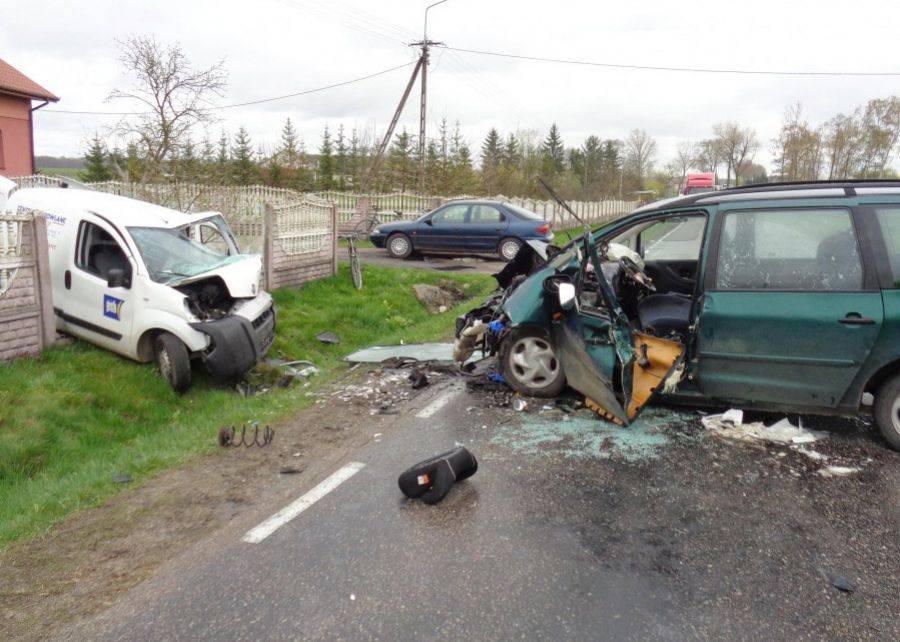 Jedna osoba zginęła, siedem zostało rannych. Tragiczny wypadek za Zambrowem. [FOTO]