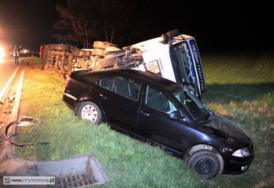 Cysterna i skoda w rowie. Cały czas trwa akcja służb ratowniczych  [FOTO] 