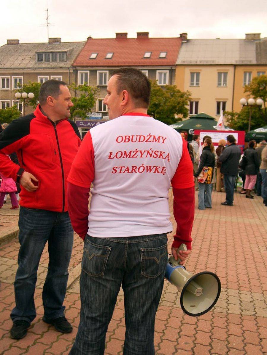 Po trzech latach wracają na Stary Rynek. Ponownie chcą budzić Łomżę.