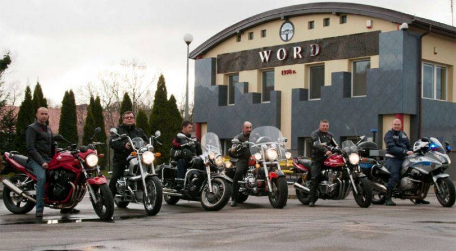 Motocykliści z Wild Dogs na policyjnym banerze [VIDEO]