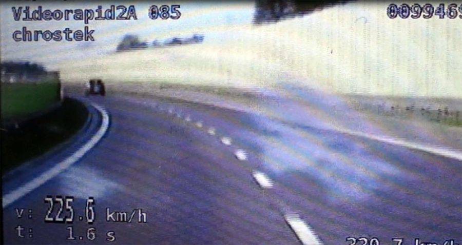 225 kilometrów na godzinę. Nawet policja miała problem, by go dogonić.
