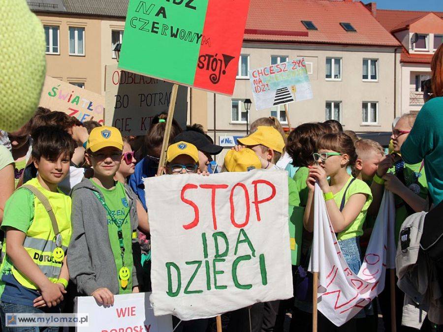 Dzieci proszą o uwagę. Apelują do kierowców. [FOTO]