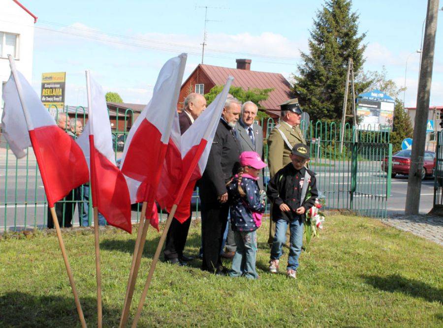 Od martyrologii po życzenia słonecznego weekendu. Władze uczciły Dzień Flagi. [FOTO]