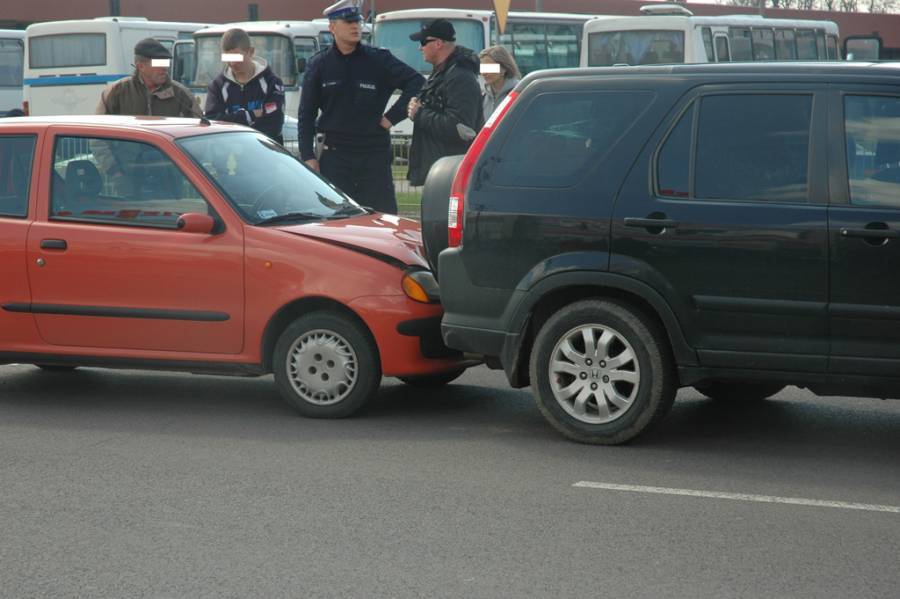 Zderzenie trzech aut. Jedna osoba w szpitalu. ZDJĘCIA