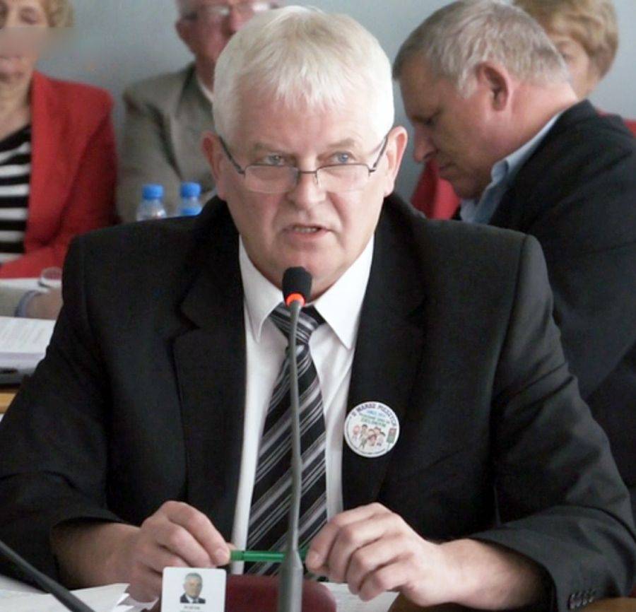 Radny: Kosz na psie odchody ustawiono prosto pod moim oknem! Interpelacje radnych. [VIDEO]