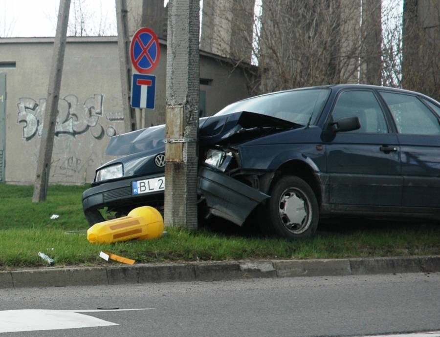 Wjechał w latarnię. ZDJĘCIA