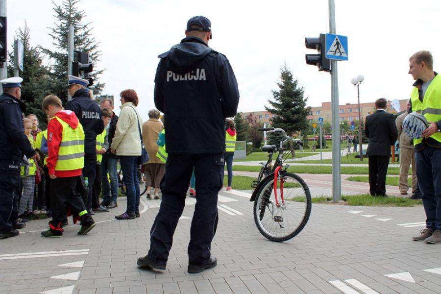 Zdobyli pierwsze prawo jazdy. Na razie uprawnia tylko do kierowania rowerem. [FOTO]