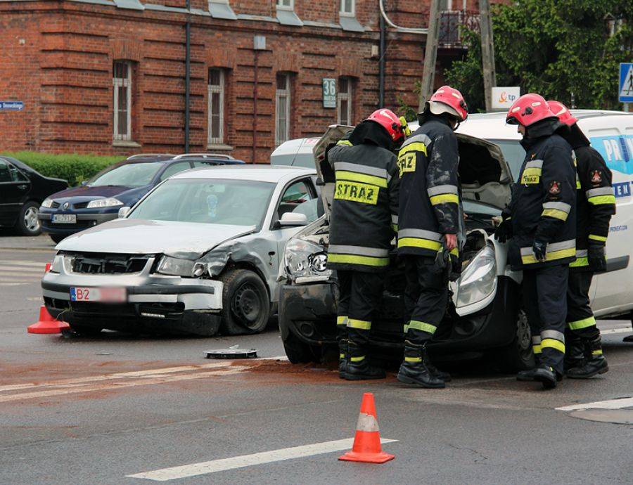 Doblo zderzyło się z passatem. Korki wzdłuż Al. Legionów. [FOTO]