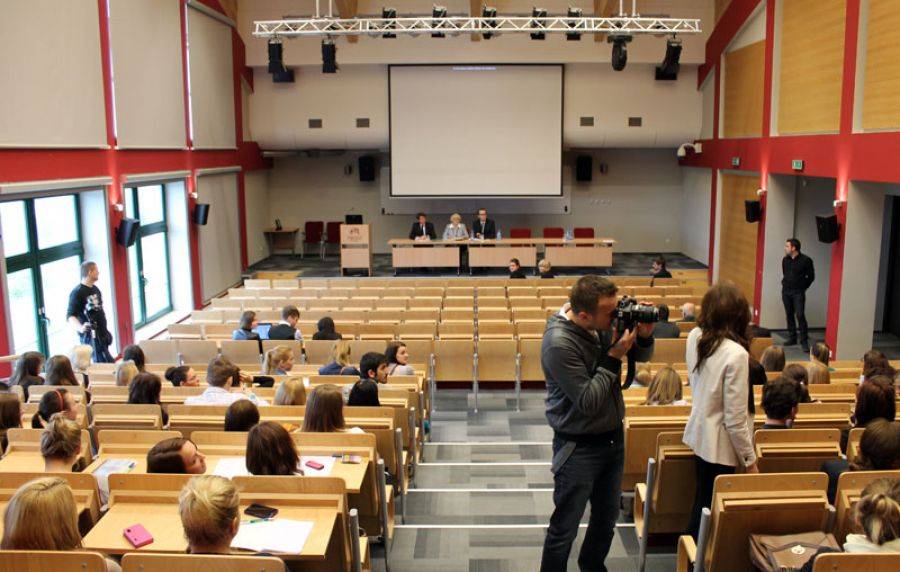 Ambasador Malty, reprezentanci Węgier i Turcji spotkali się w Łomży. Sala świeciła pustkami. [VIDEO]