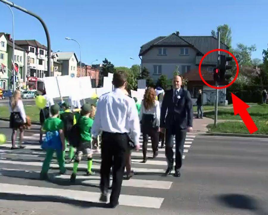 Spot wyborczy Cezarego Kisiela. Ekspert ds. bezpieczeństwa ruchu przechodzi na czerwonym. [VIDEO]