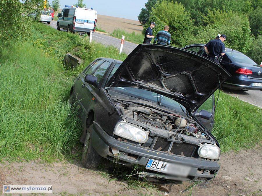 Wjechała do rowu. Uciekła przed ciężarowym volvo. [FOTO]