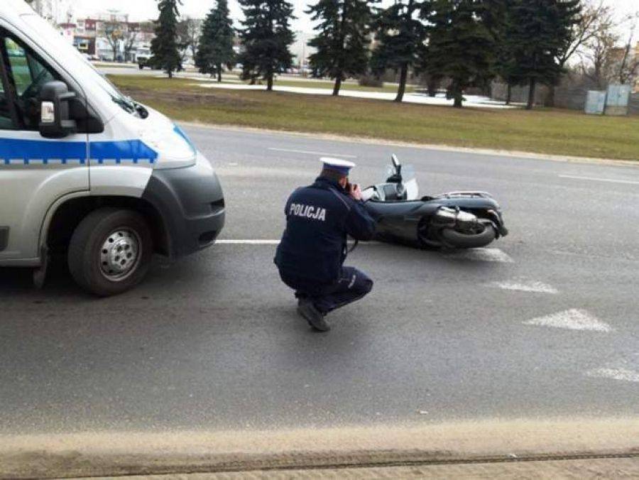 Kierowca bez wyobraźni. Zjechał prosto na skuter jadący pasem obok.