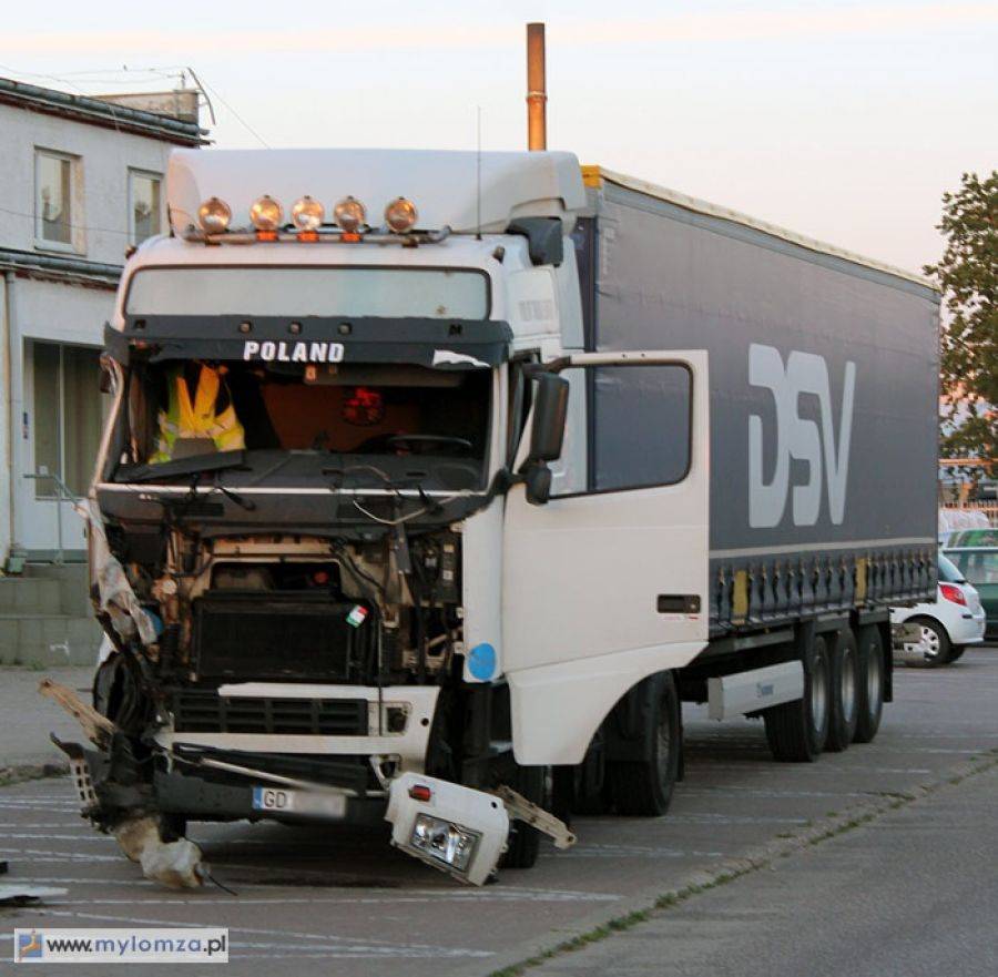 Tir wbił się między naczepy [FOTO]
