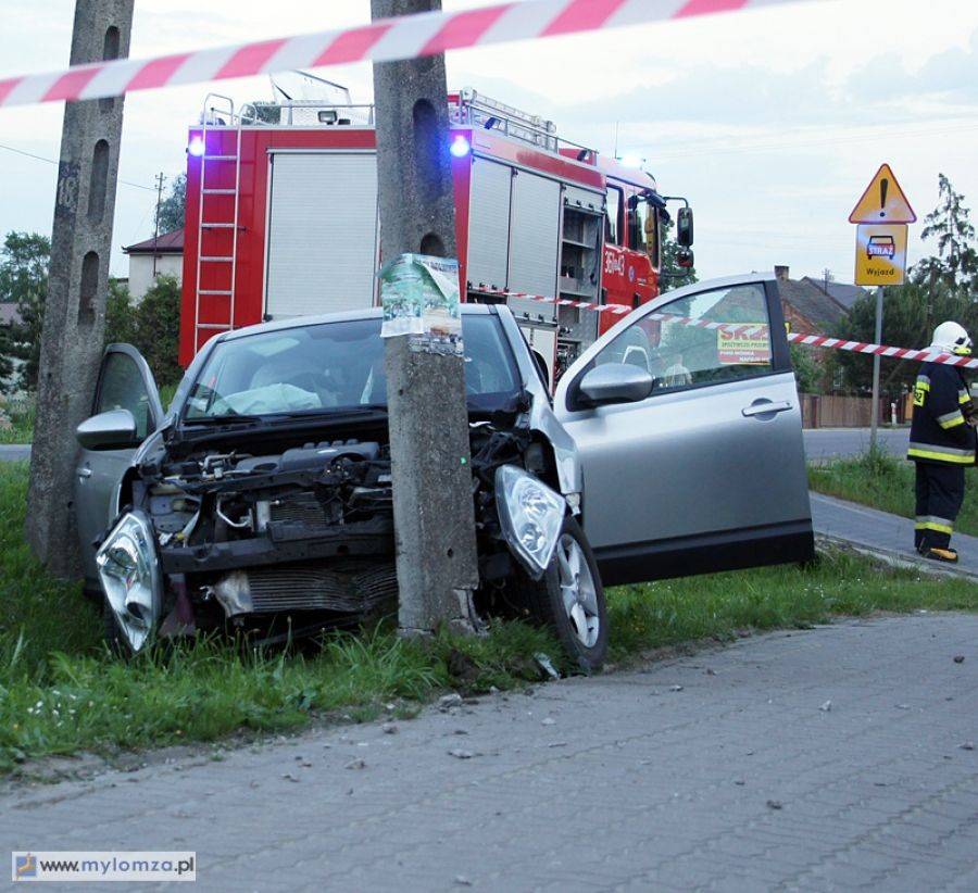 Konarzyce bez prądu i wody. Rozpędzony kierowca wbił się w słup. [FOTO]
