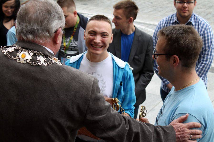 Prezydent: Rządźcie lepiej, niż my! Studenci wzięli klucze do miasta. [FOTO]
