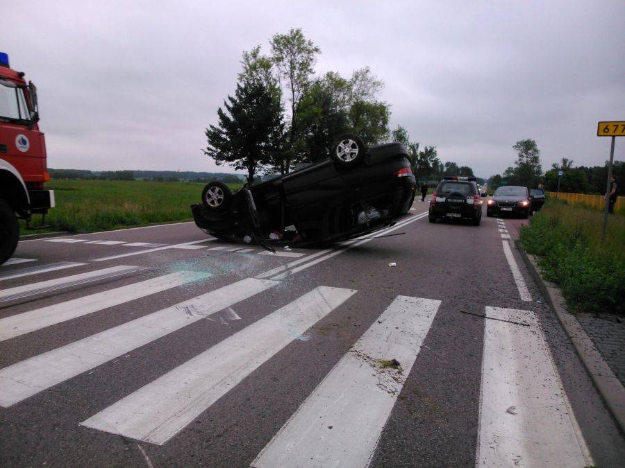 Toyota z pasażerami dachowała [FOTO]