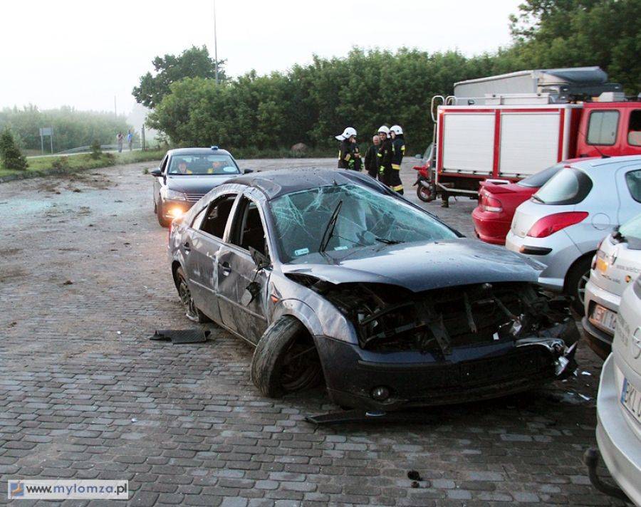 Ford kilkukrotnie dachował. Trzy osoby w szpitalu. [FOTO]