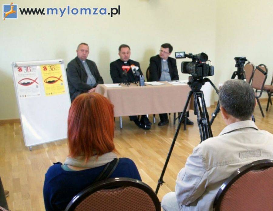 Będą chodzić od drzwi do drzwi. Weekendowa ewangelizacja Łomży. [VIDEO]