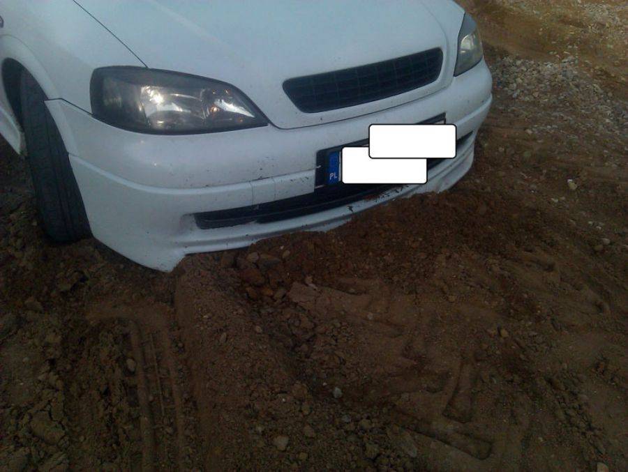 Kierowco, radź sobie sam! Zobacz, co zastali wracający do domów mieszkańcy. [FOTO]
