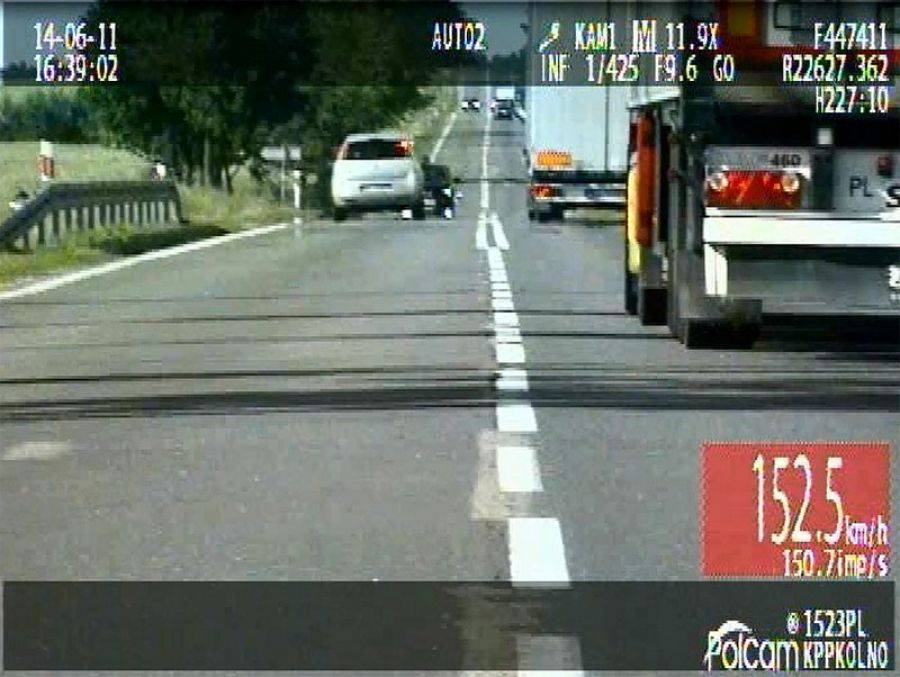 Wyprzedzał na trzeciego, wciskał gaz do dechy. Pirat w punto zatrzymany. [VIDEO]