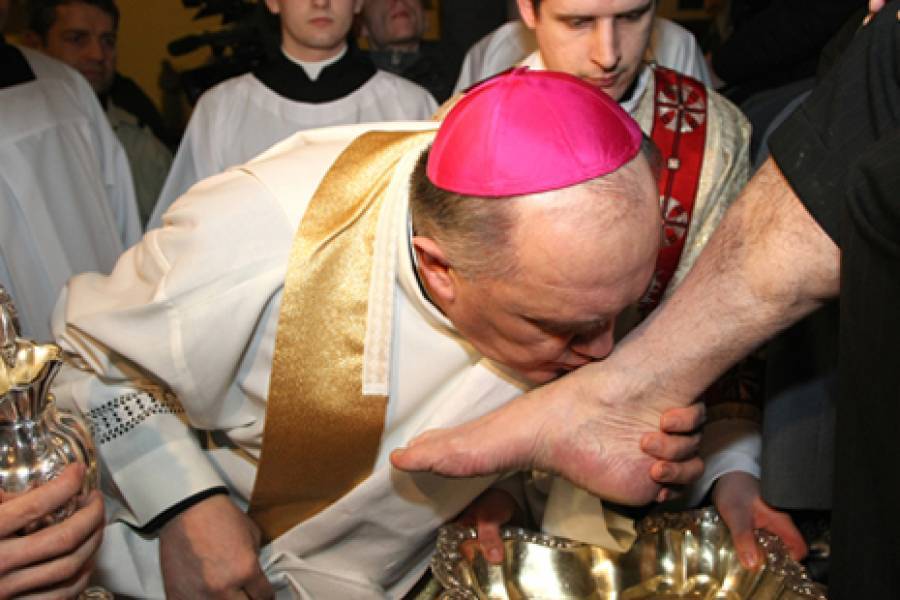 Wielki Czwartek: Dziś biskup obmyje nogi księżom